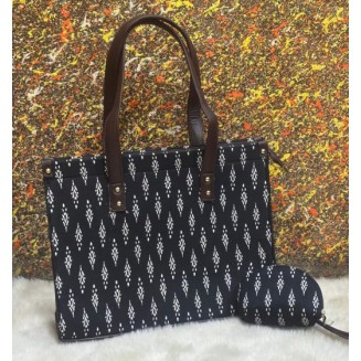 The Aabroo Tote - Mono Block
