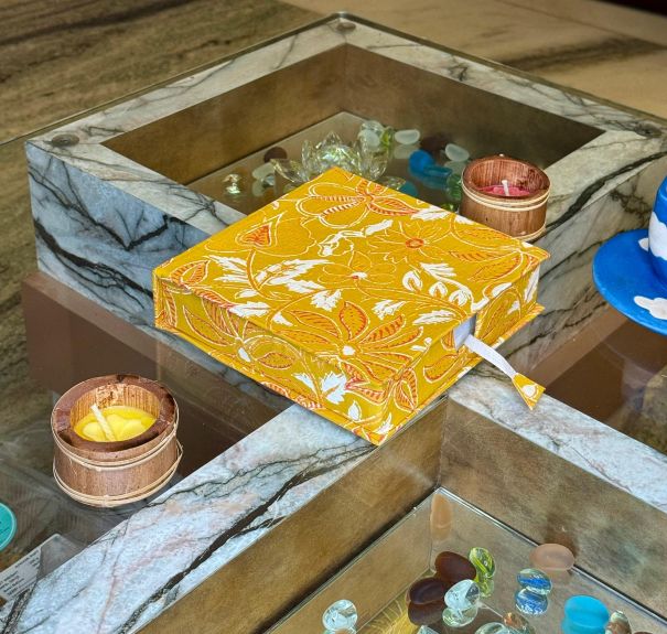 Peeli Roshni - The Square Tissue Box